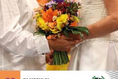 #LegendaAcessível: Na foto duas mulheres, casando-se e vestidas de branco segurando um buquê de flores coloridas.

No rodapé, no canto esquerdo a data 29 Agosto, Dia Nacional da Visibilidade Lésbica, e no canto direito, a logo da DPE-PR