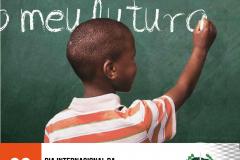 #LegendaAcessível: A imagem mostra um menino escrevendo “O meu futuro" na lousa da escola.
No rodapé no canto esquerdo a data 08 de setembro, Dia da Internacional da Alfabetização e no canto direito a logo da DPE-PR.
