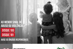 #LegendaAcessível: A imagem, uma foto preto e branco, mostra três crianças olhando por uma janela, com as frases que alertam, "Ao Menor Sinal de Violência", "Disque 100", "Disque 181", "Avise os Órgãos Responsáveis".

No rodapé, no canto esquerdo a data 23 de setembro, Dia Mundial Contra a Exploração Sexual e o Tráfico de Mulheres e Crianças, e no canto direito a logo da DPE-PR.