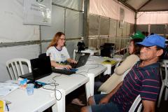 A assessora jurídica Kátia Brüning no Mutirão da Cidadania em Terra Roxa.