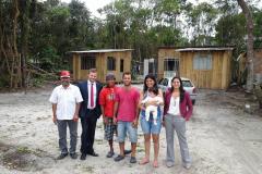 Os defensores públicos Juliano Marold e Cinthia Azevedo com moradores do Balneário de Shangri-lá.