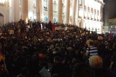 Manifestantes ocupam a escadaria do prédio histórico da UFPR, na Praça Santos Andrade, em Curitiba (PR).