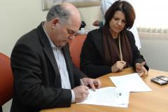 Assinatura do termo de cooperação entre o ITCG e a Defensoria Pública. Na foto, o diretor-presidente do instituto, Amilcar Cabral e a defensora pública-geral, Josiane Fruet Bettini Lupion.
