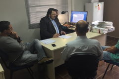Ao final da audiência, o magistrado que presidiu o ato substituiu a prisão de E.S.J. por medida cautelar diversa da prisão consistente em monitoração eletrônica.