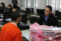 O juiz Moacir Antonio Dala Costa trabalha no 5º Mutirão Carcerário de 2013.