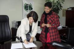 A defensora pública-geral do Estado, Josiane Lupion, nomeia a primeira Ouvidora-Geral da DPPR, Maria de Lourdes de Souza.