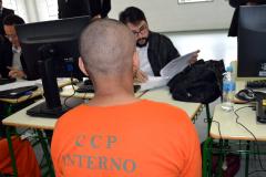 Ao fundo, o defensor público Henrique Camargo Cardoso