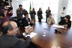 A defensora pública-geral do Estado, Josiane Lupion, 
assina convênio com a Cohapar.