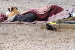 A retirada compulsória de moradores de rua é inconstitucional e afronta os direitos humanos.