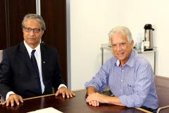 O defensor público-geral do estado, Sérgio Parigot de Souza, recebe o deputado federal Rubens Bueno na sede central da DPPR.