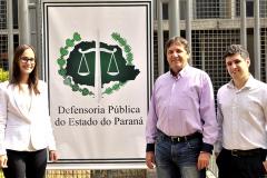 O deputado Chico Brasileiro (ao centro) com os defensores públicos Lívia Martins Salomão Brodbeck e Nicholas Moura e Silva durante visita à sede da DPPR em Foz.