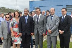 O governador Beto Richa (ao centro) durante inauguração do Cense em São José dos Pinhais, ladeado pelo defensor público-geral, Sérgio Parigot de Souza (à esquerda), e pelo subdefensor público-geral, Eduardo Abraão. À direita, na ponta, o defensor público Lauro Guimarães; à esquerda, o secretário de Justiça, Cidadania e Direitos Humanos, Leonildo de Souza Grota, e a promotora do MP-PR e ex-secretária de Justiça, Maria Tereza Uille Gomes.