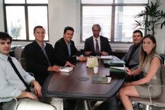 O deputado federal Diego Garcia (terceiro da esquerda para a direita) e sua comitiva foram recebidos pelo defensor público-geral, Sérgio Parigot de Souza, e pelo chefe do Gabinete, Paulo Cinquetti Neto (primeiro à esquerda) e pela presidente da ADEPAR, Thaísa Oliveira.