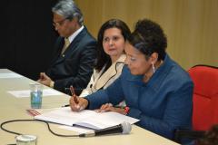 Maria de Lourdes "Santa" de Souza assina o termo de posse.