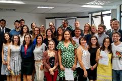 Os novos defensores públicos do Paraná se reuniram em Curitiba para assinar o termo de posse. Na foto com o defensor público-geral do estado, Sérgio Parigot de Souza, e com o subdefensor público-geral, Eduardo Abraão (ambos no alto, ao centro da imagem).