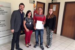O defensor público Dezidério Machado Lima na foto com Eliane e Florilio Stresser e a assistente jurídica Kátia Bruning: decisão judicial garantiu ao casal a posse do imóvel.