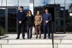 Os defensores Lucas de Castro Campos, Samylla de Oliveira Julião, Luciana Tramujas Azevedo Bueno e Tiago Bertão de Moraes em frente à sede da Defensoria Pública em Cascavel, localizada na Rua Barão do Cerro Azul, 986, no centro.