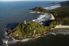 Apesar de ser um dos principais destinos turísticos do litoral do estado, com praias e monumentos históricos, a Ilha do Mel também é um importante santuário ecológico. 