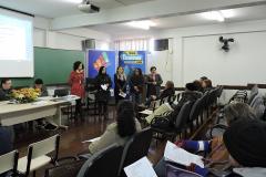 Estudantes de Serviço Social apresentam trabalho acadêmico que resultou em um folder informativo sobre a atuação da Defensoria Pública.