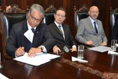 O defensor público-geral do Estado, Sérgio Parigot de Souza (à esquerda na foto), assinou o termo de cooperação que implanta o novo sistema de escuta infantil, simultaneamente, em todo o Estado do Paraná.