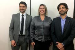 O defensor público Pedro Henrique Antunes Motta Gomes, a juíza Juliana Arantes Zanin Vieira e o promotor de Justiça Tiago Lisboa Mendonça durante assinatura da portaria que dá agilidade à concessão de benefícios a presos.