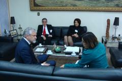 Em primeiro plano, o diretor-geral brasileiro da Itaipu Binacional, Jorge Samek, e a presidente da Associação Brasileira de Magistrados, Promotores de Justiça e Defensores Públicos da Infância e da Juventude (ABMP), Hélia Maria Barbosa. Em segundo plano, o defensor público-geral do Estado em exercício, Osni Batista Padilha e a defensora pública Josiane Lupion.