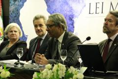 O defensor público-geral do Paraná, Sérgio Parigot de Souza (ao centro da foto), integrou a mesa do encontro no primeiro dia. Ele destacou o avanço que a Lei Maria da Penha representou para as vítimas.