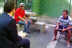 Defensores públicos, assistentes sociais e psicólogos saem às ruas do centro de Curitiba para conhecer melhor as demandas da população em situação de rua e conscientizá-la sobre seus direitos. 