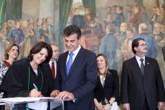 O governador Beto Richa dá posse à defensora pública-geral do Estado, Josiane Fruet Bettini Lupion.
