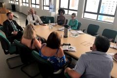 O coordenador do CAM, Marcelo Diniz, na ponta da mesa, se reuniu com assistentes sociais e psicólogos da Defensoria Pública e com representantes dos Conselhos Tutelares de Curitiba.