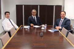 O chefe de gabinete, Paulo Cinquetti Neto, o defensor público-geral do Paraná, Sérgio Parigot de Souza, e o procurador-geral do município de Campina Grande do Sul, Jefferson Rosa Cordeiro.