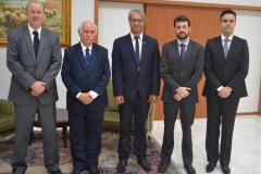 O desembargador Fernando Wolff Bodziak, o presidente do TJ-PR, desembargador Paulo Roberto Vasconcelos, o defensor público-geral do Estado, Sérgio Parigot de Souza, o subdefensor público-geral, Dezidério Machado Lima, e o juiz auxiliar Fábio Ribeiro Brandão.