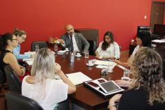 O defensor público Marcelo Diniz em reunião com a equipe da FAS: trabalho conjunto prevê a capacitação dos gestores e funcionários das unidades de atendimento da Fundação de Ação Social sobre a função da Defensoria e os serviços que ela oferece.