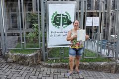Rozilda mostra com orgulho a nova certidão de nascimento. Sem documentos, ela não conseguia nem embarcar no ônibus para ir visitar os pais em outra cidade.