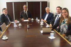 O prefeito de Campo Mourão, Tauillo Tezelli (à esquerda), o defensor público-geral do Estado, Sergio Parigot de Souza, o deputado federal Rubens Bueno, o coordenador de Planejamento da DPPR, Matheus Munhoz, e a coordenadora da sede de Campo Mourão, Olenka Lins e Silva Martins Rocha.