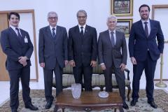O chefe de Gabinete da DPPR, Paulo Cinquetti Neto, o desembargador Rogério Coelho, o defensor público-geral do Paraná, Sérgio Parigot de Souza, o presidente do TJ-PR, desembargador Renato Braga Bettega, e o coordenador de Planejamento da Defensoria Pública, Matheus Munhoz, durante reunião na sede do Tribunal de Justiça do Estado.