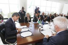A parceria, inédita no Brasil, foi assinada na quinta-feira (23) pelo governador Beto Richa e pela diretora do Departamento de Segurança Pública da OEA, Paulina Duarte, em solenidade no Palácio Iguaçu.