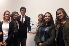Participaram da solenidade de entrega do selo os defensores públicos Ana Paula Costa Gamero, Júlio Cesar Duailibe Salem Filho e Mônia Regina Damião Serafim, a psicóloga Patrícia Regina Oldbermann Duda e as assistentes sociais Ana Leticia de França e Evelyn Paula Soares Matioski de Lima. 