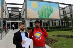 O defensor público Bruno Passadore e Norley Anderson Maia, do Movimento Nacional da População em Situação de Rua: recomendações administrativas foram protocoladas na sede da Prefeitura de Curitiba na última sexta-feira (18).