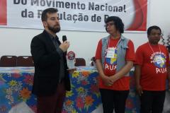 O defensor público Bruno Passadore recebe o prêmio "Povo da Rua".