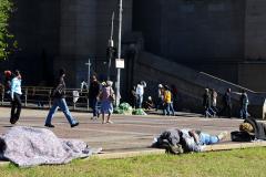 A medida estabelecida pela Defensoria Pública determina, ainda, que o atendimento à população de rua deve seguir algumas diretrizes, entre elas a de se estabelecer parcerias e articulações com as demais instituições públicas da rede de assistência social, universidades, ONGs e outras entidades com atuação nesse setor.