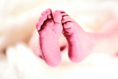 Mesmo depois de deixar a UTI neonatal, a fragilidade do bebê demandava cuidados constantes da mãe, que trabalha como agente comunitária de Saúde.