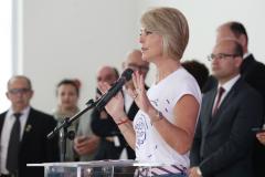 A secretária de Estado da Família e Desenvolvimento Social, Fernanda Richa. Ao fundo, o defensor público-geral, Eduardo Abraão. (Foto: site Agência de Notícias do Paraná)