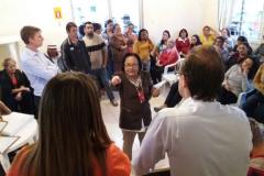 na foto estão: a coordenadora do Núcleo Itinerante das Questões Fundiárias e Urbanísticas (NUFURB), Olenka Lins e Silva, o promotor das Comunidades do Ministério Público, Régis Rogério Sartori e os moradores do condomínio, participantes da reunião.
