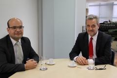 O defensor público-geral Eduardo Abraão e o procurador-geral de Justiça Ivonei Sfoggia / Legenda acessível: na foto estão, da esquerda para a direita, o defensor público-geral Eduardo Abraão e o procurador-geral de Justiça Ivonei Sfoggia, eles estão na sede do Ministério Público do Estado do Paraná, sentados, olhando para a foto.