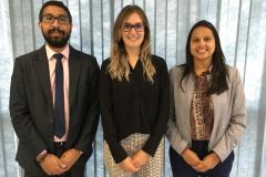 Estão na foto, da esquerda para a direita: o defensor público auxiliar do Núcleo Wisley Rodrigo dos Santos,  a defensora pública de Direitos Humanos da Regional Paraná/ Santa Catarina, Carolina Balbinott Bunhak e a coordenadora do Núcleo da Cidadania e Direitos Humanos da Defensoria Pública do Paraná (NUCIDH) Cinthia Azevedo Santos. Os três estão olhando para a lente da câmera.  