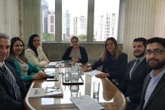 Estão na foto, da esquerda para a direita: funcionários da COHAB, as procuradoras gerias Claudine Camargo Bettes e Vanessa Volpi, a  a coordenadora do Núcleo Itinerante das Questões Fundiárias e Urbanísticas (NUFURB), Olenka Lins e Silva, o Chefe de Gabinete da Defensoria Pública-Geral, Paulo Cinquetti Neto e o defensor público e auxiliar do  NUFURB Vitor Eduardo Tavares de Oliveira.
