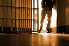 Setor de Execução Penal da DPPR provou que rapaz preso em flagrante não era o verdadeiro culpado. Descrição de imagem: na foto está  aparecendo um agente penitenciário da cintura para baixo abrindo uma cela.