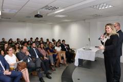 Vice-governadora falando para participantes da visita.