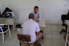 Regularmente é feito o atendimento pessoal àqueles que ingressam no sistema penitenciário, quando profissionais da equipe explicam ao preso a sua situação processual – prazos, benefícios cabíveis, etc. – e como deve transcorrer o cumprimento de sua pena.